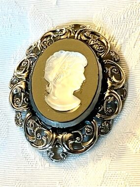 ✨ Vintage Victorian Revival Cameo Brooch Pin Ornate Silver Tone Framing ✨
